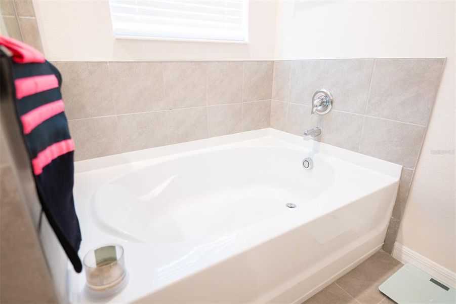 Close-up of interior finishes inside a home in North Park Isle, Plant City (Image 20).