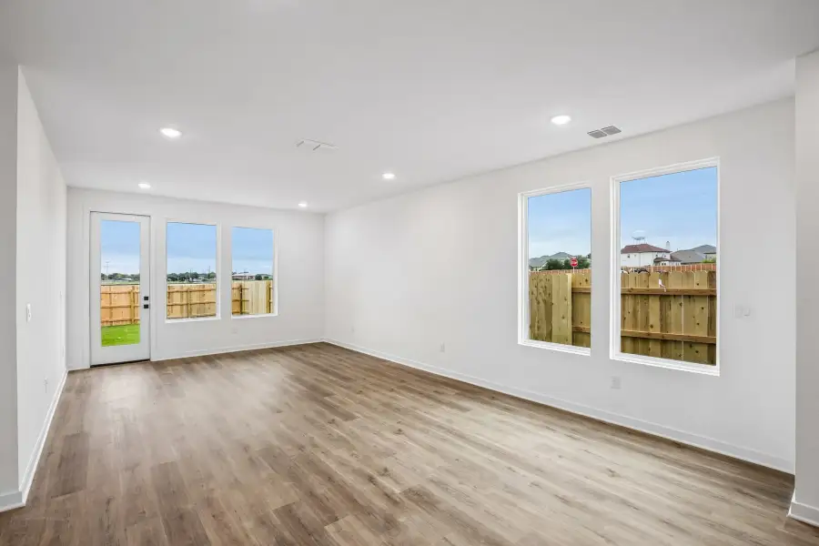 Spacious, unfurnished interior of a new home in Parkton Square, Kyle (Image 14).