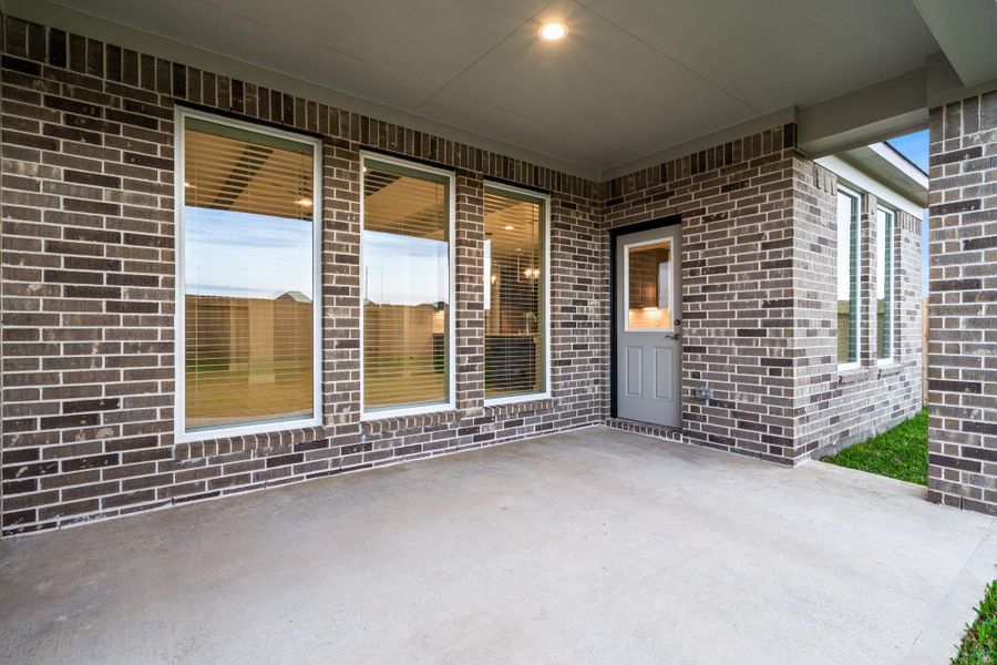 Exterior details and patio area of a home in Briarwood Crossing, Rosenberg (Image 24).