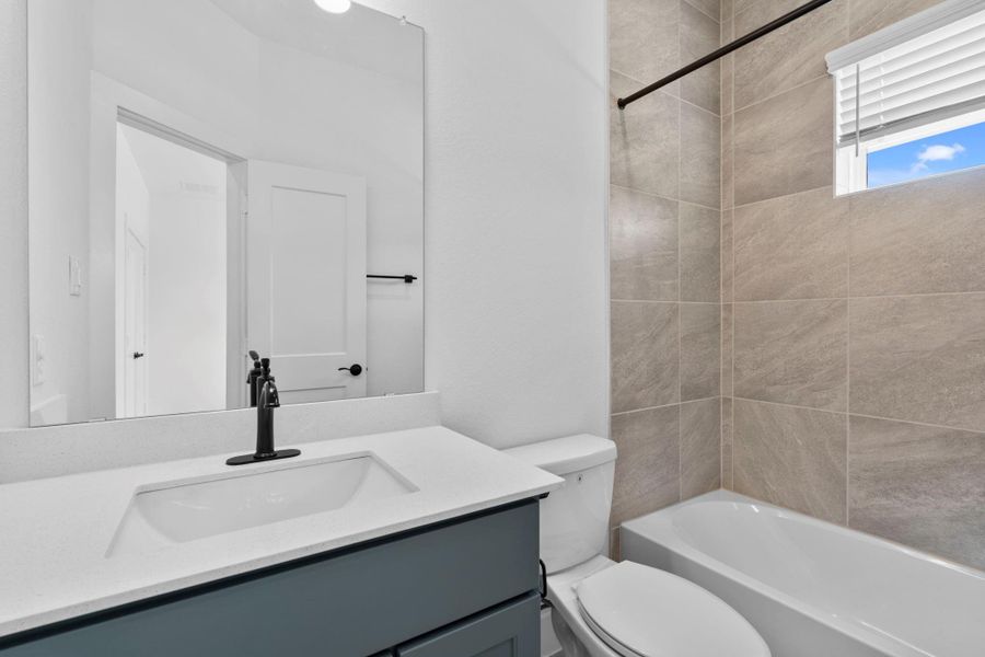 Furnished interior view inside a new home in Evergreen, Conroe (Image 15).