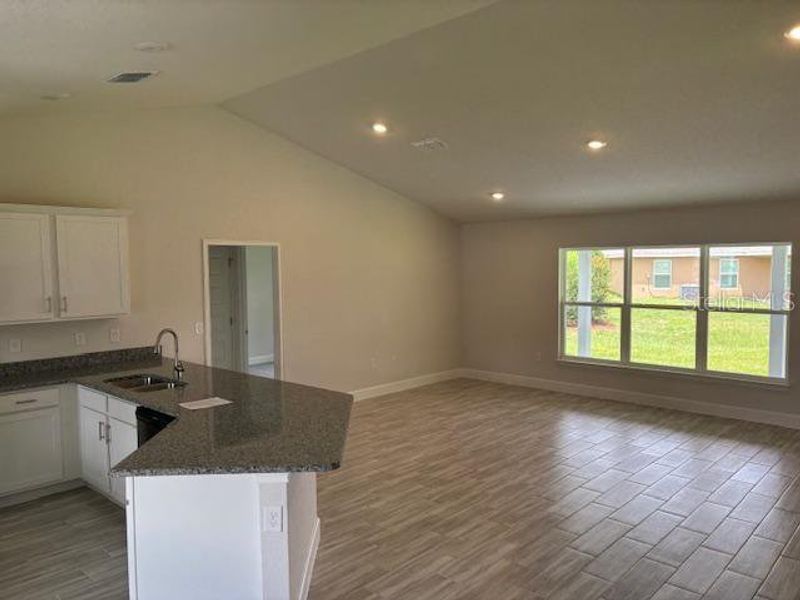 Furnished interior view inside a new home in Juliette Falls, Dunnellon (Image 1).