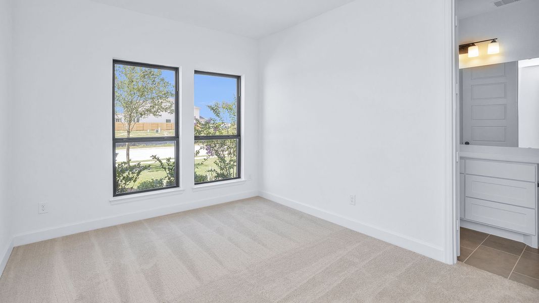 Spacious, unfurnished interior of a new home in Lakes of Cane Island, Katy (Image 19).