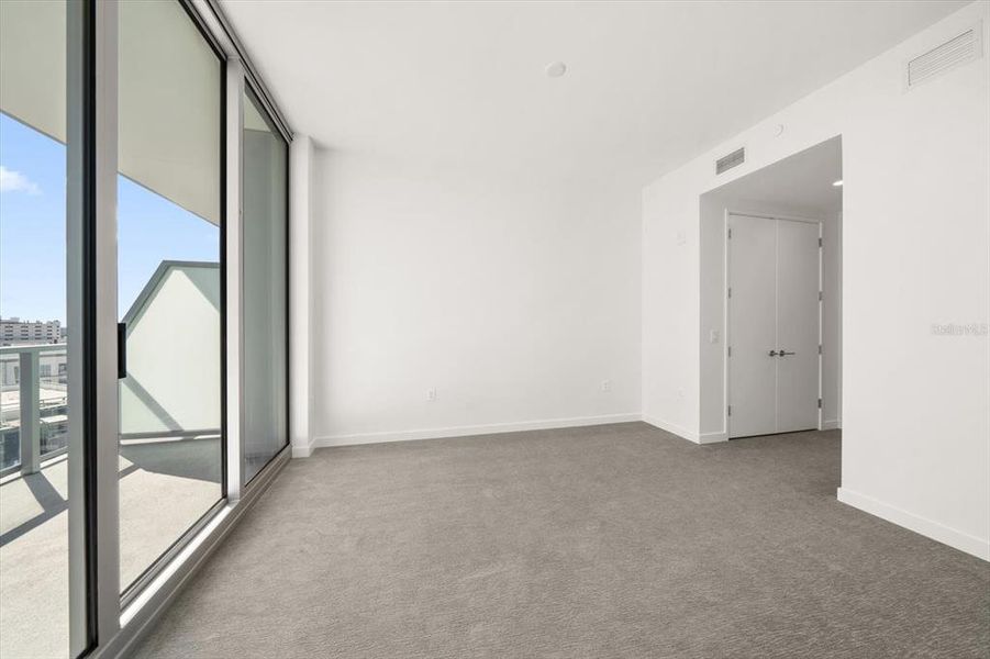 Spacious, unfurnished interior of a new home in , St. Petersburg (Image 18).