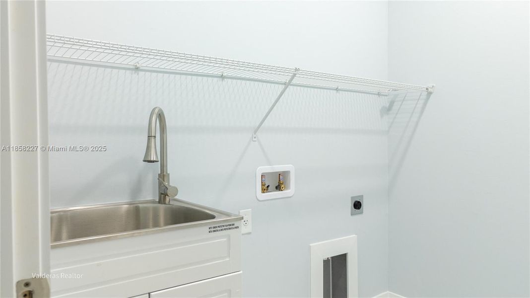 Furnished interior view inside a new home in , Lehigh Acres (Image 7).