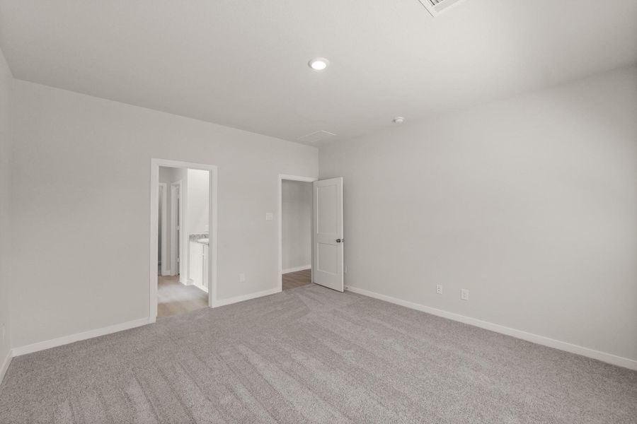 Spacious, unfurnished interior of a new home in Lakes at Crockett Martin, Conroe (Image 28).