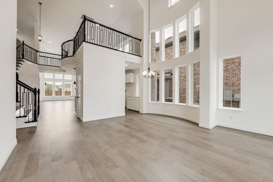 Spacious, unfurnished interior of a new home in Grand Braniff Park, Irving (Image 14).