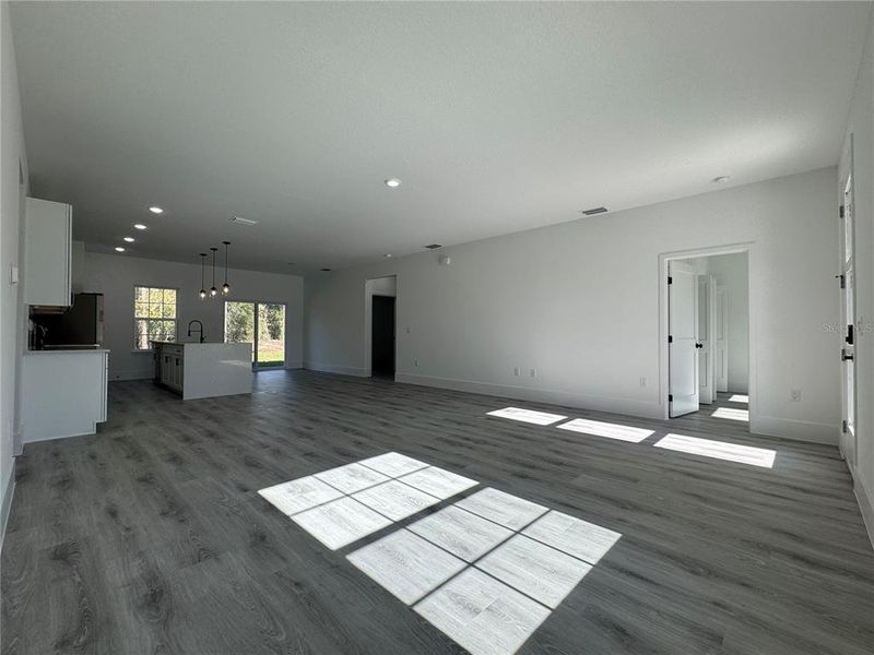 Spacious, unfurnished interior of a new home in , Citrus Springs (Image 14).