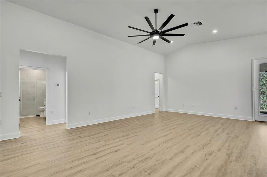 Spacious, unfurnished interior of a new home in , Weeki Wachee (Image 38).