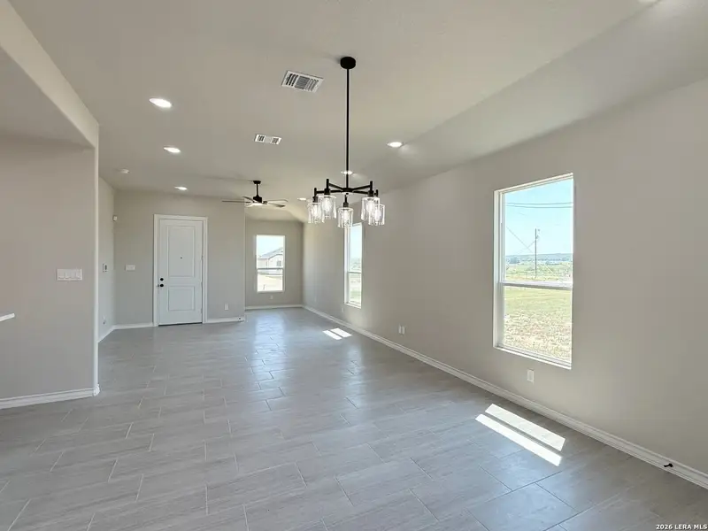 Spacious, unfurnished interior of a new home in , La Vernia (Image 14).