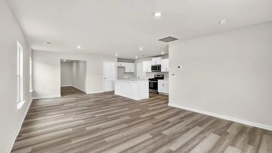 Spacious, unfurnished interior of a new home in Trailside Run, Spartanburg (Image 23).
