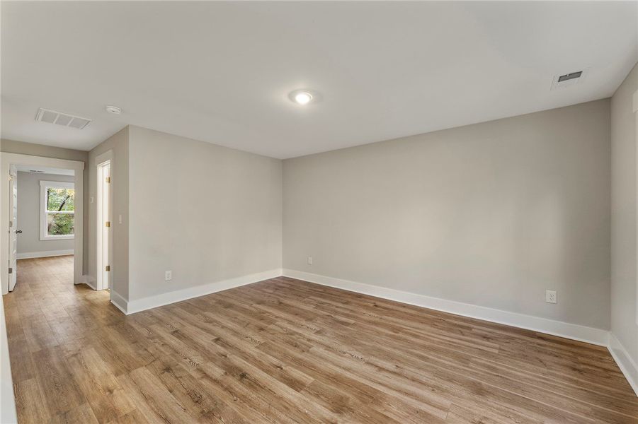 Spacious, unfurnished interior of a new home in Cross Creek Plantation, Seneca (Image 25).