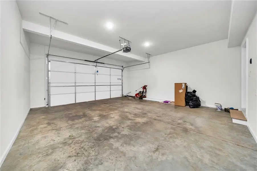 Spacious, unfurnished interior of a new home in , Marietta (Image 24).
