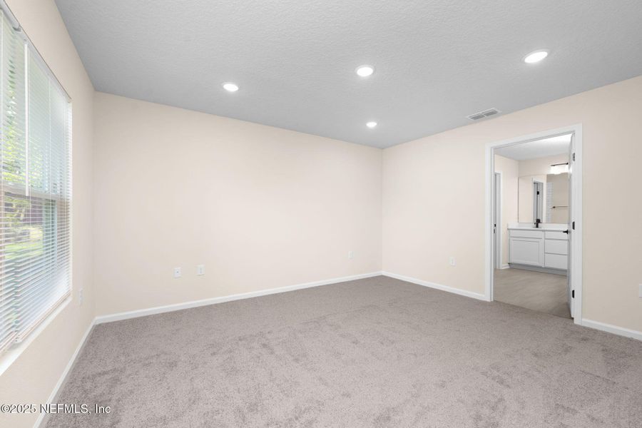 Spacious, unfurnished interior of a new home in , Green Cove Springs (Image 22).