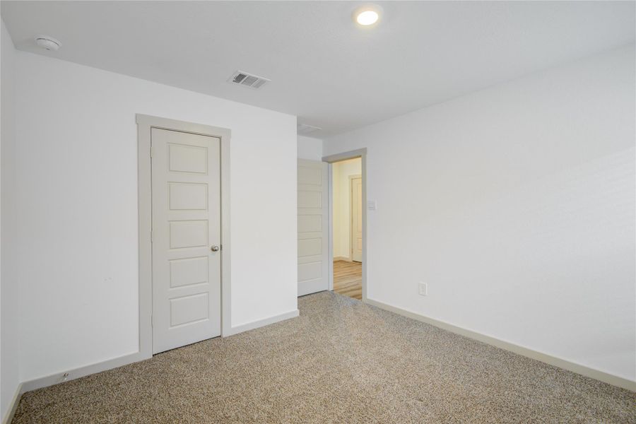 Spacious, unfurnished interior of a new home in , Rosharon (Image 26).