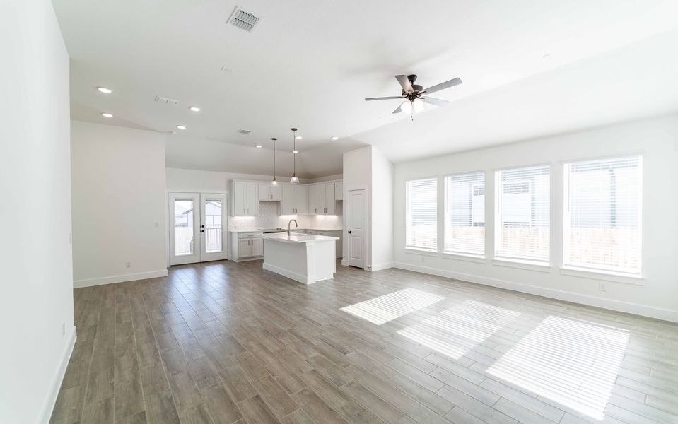 Spacious, unfurnished interior of a new home in Sanctuary, Salado (Image 10).