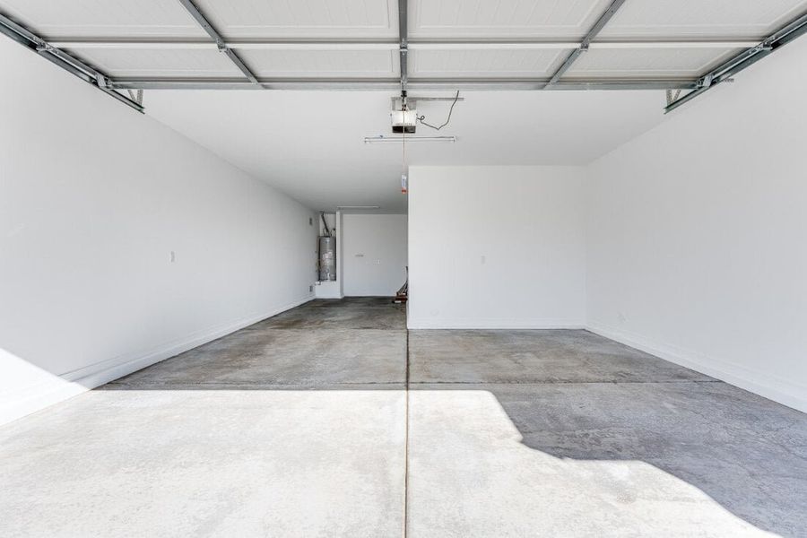 Spacious, unfurnished interior of a new home in Allen Ranches, Litchfield Park (Image 23).