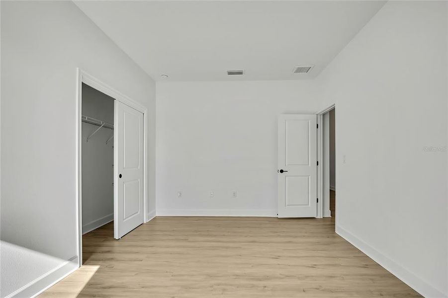 Spacious, unfurnished interior of a new home in , Weeki Wachee (Image 24).
