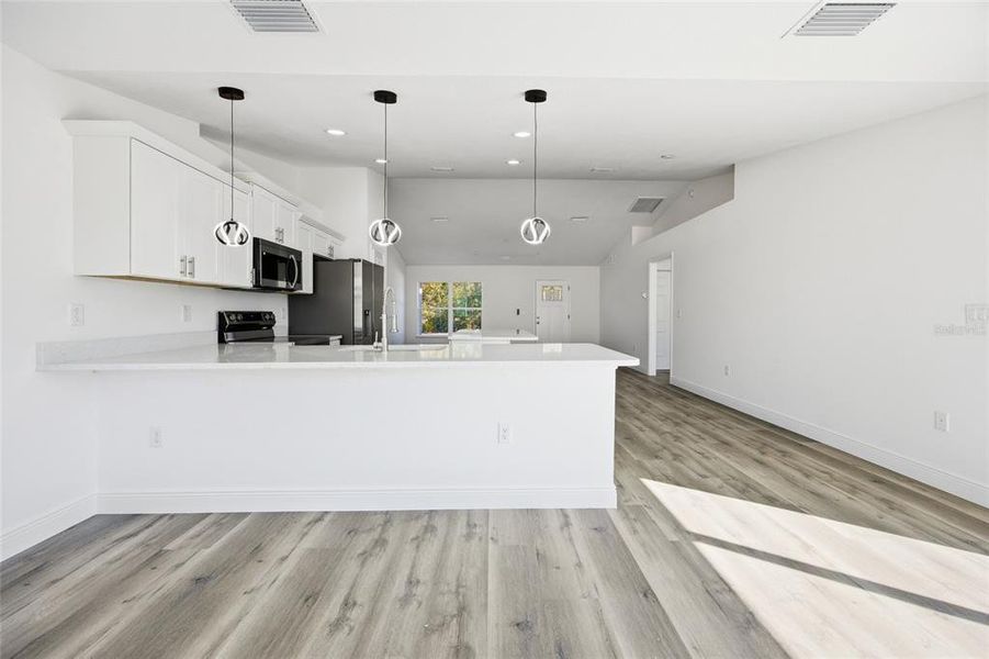 Spacious, unfurnished interior of a new home in , Dunnellon (Image 25).