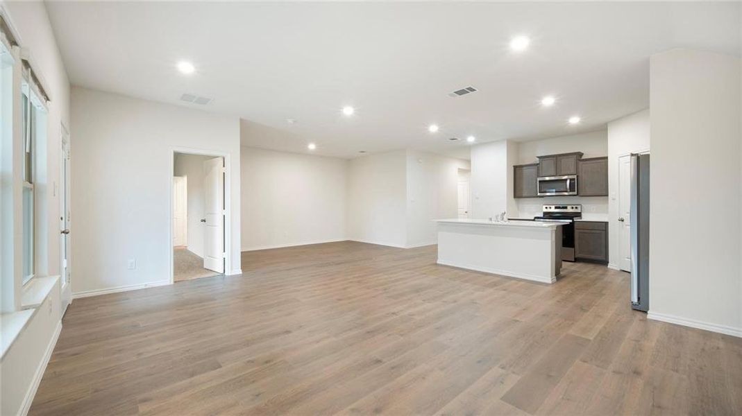 Spacious, unfurnished interior of a new home in Prairie Creek Estates, Kaufman (Image 8).