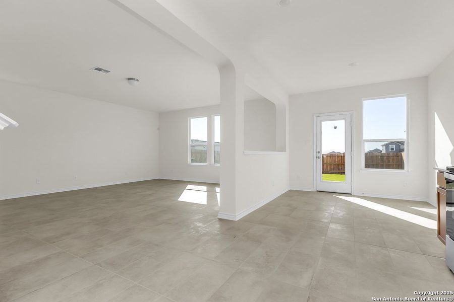 Spacious, unfurnished interior of a new home in Knox Ridge, Converse (Image 9).