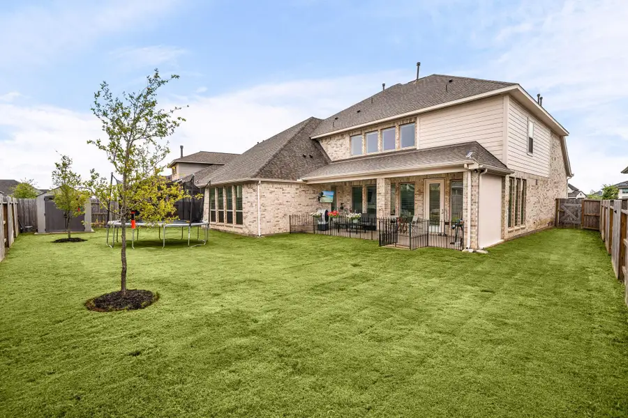 Exterior details and patio area of a home in , Manvel (Image 4).