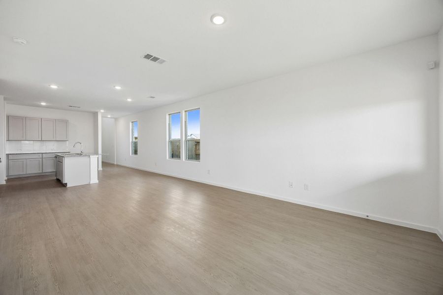 Spacious, unfurnished interior of a new home in River Ranch, Dayton (Image 18).