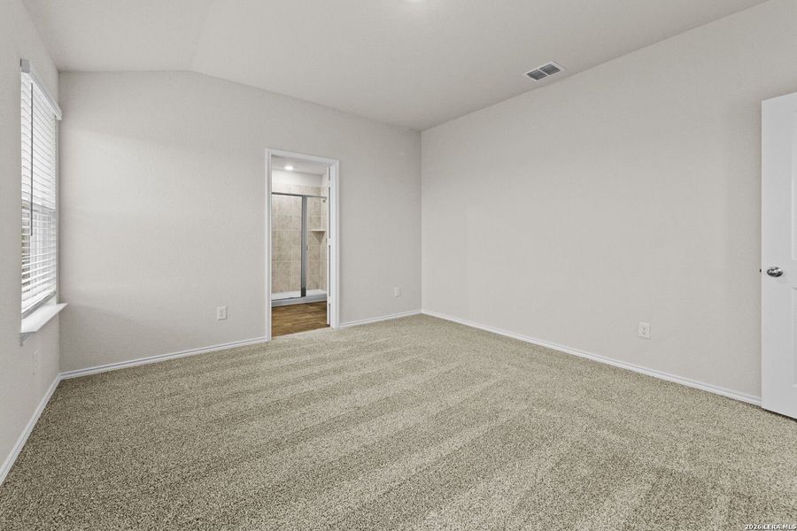 Spacious, unfurnished interior of a new home in Stonehill, San Antonio (Image 11).