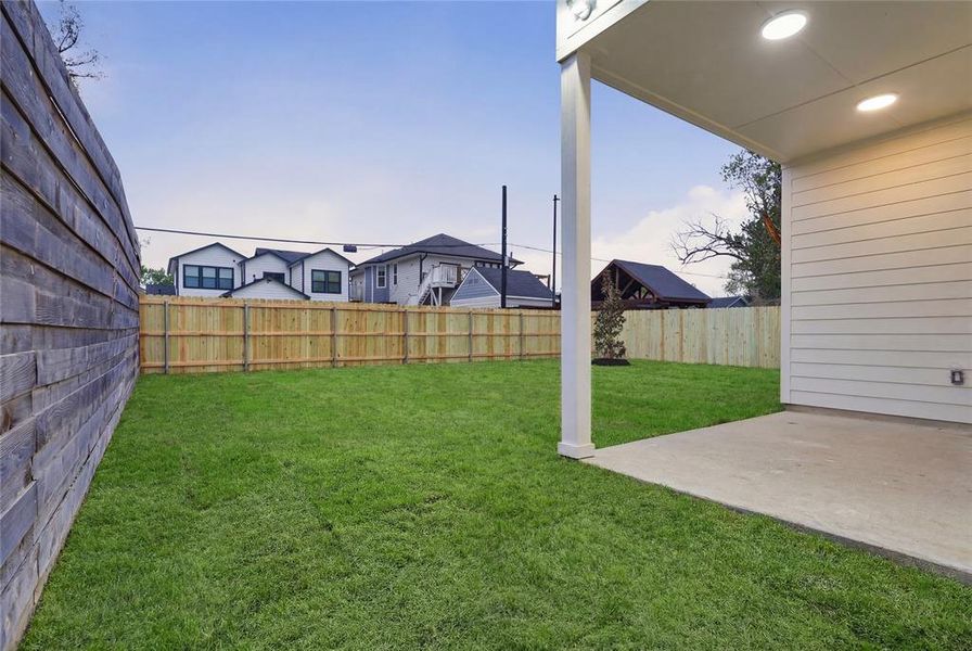 Exterior details and patio area of a home in , Dallas (Image 4).
