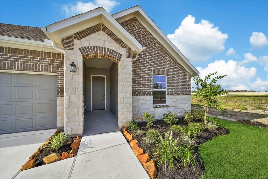 Exterior details and patio area of a home in , Rosharon (Image 4).
