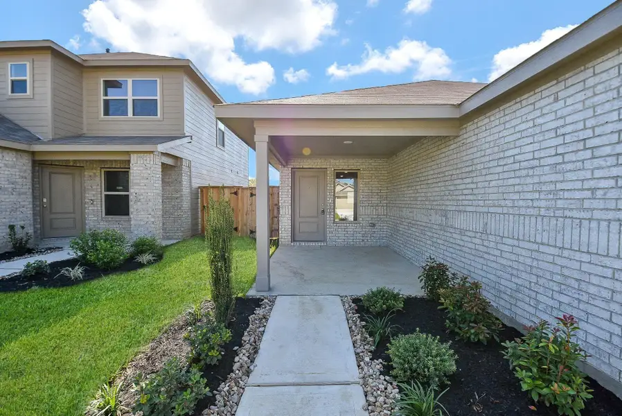 Exterior details and patio area of a home in Ladera Trails, Conroe (Image 25).