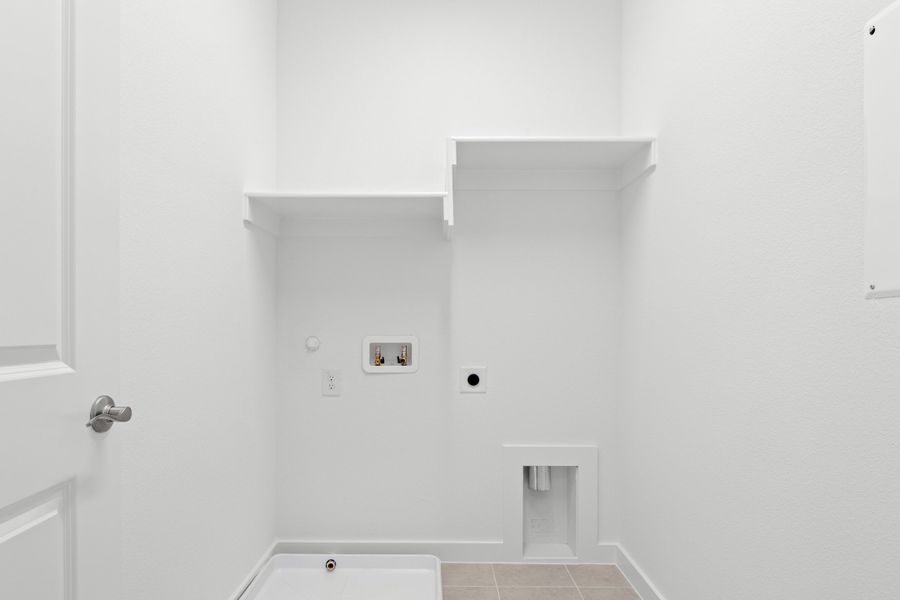 Spacious, unfurnished interior of a new home in Wildridge, Oak Point (Image 28).