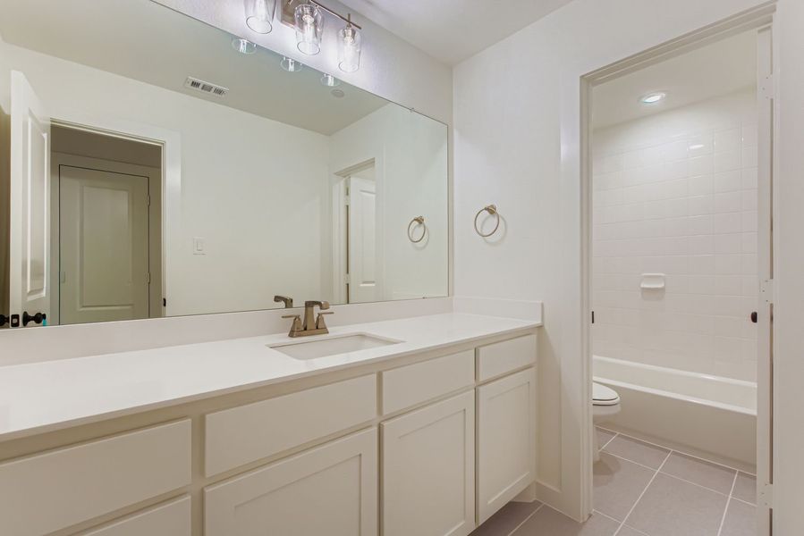 3529 Kings - Full Bathroom 3529 Kings - Full Bathroom