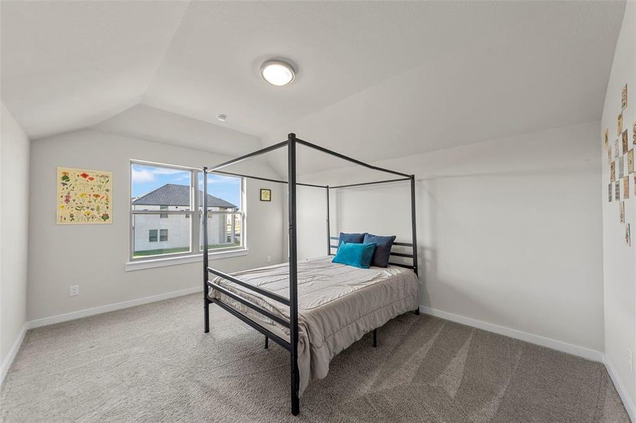 So much space for your furniture and a large walk-in closet. So much space for your furniture and a large walk-in closet.