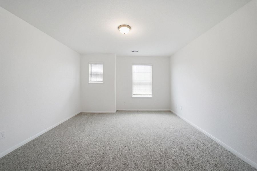 Spacious, unfurnished interior of a new home in Ashland, Texas City (Image 21).