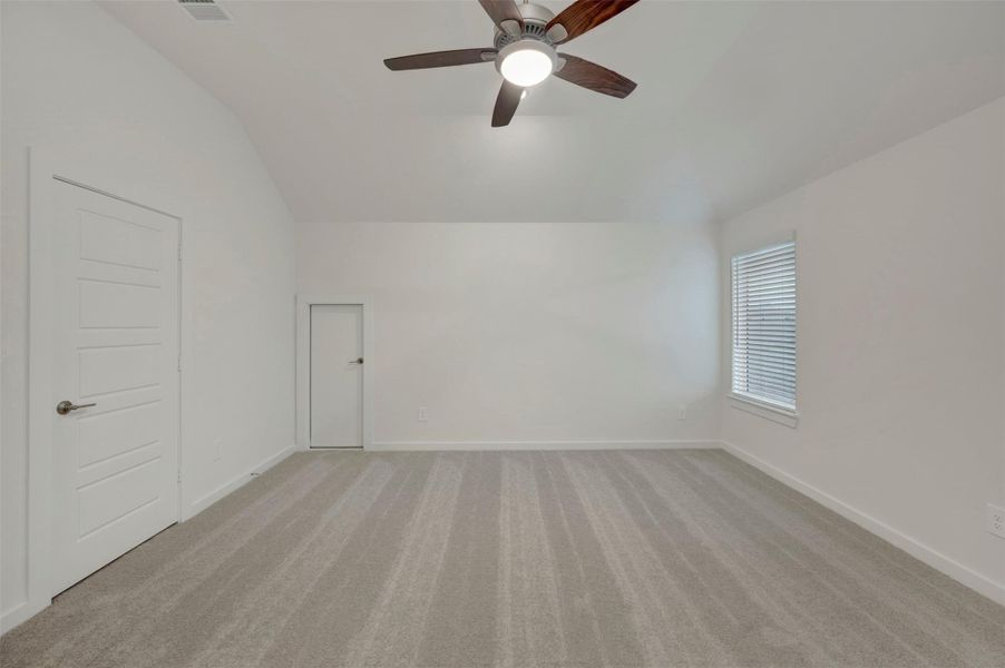 Spacious, unfurnished interior of a new home in Lone Star Landing, Montgomery (Image 19).