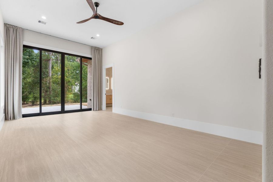 Spacious, unfurnished interior of a new home in , Tomball (Image 37).