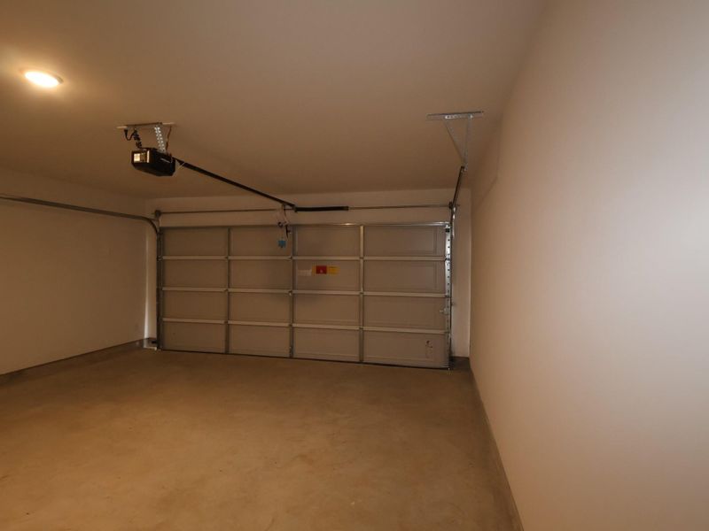 Spacious, unfurnished interior of a new home in Lone Star Landing, Montgomery (Image 18).
