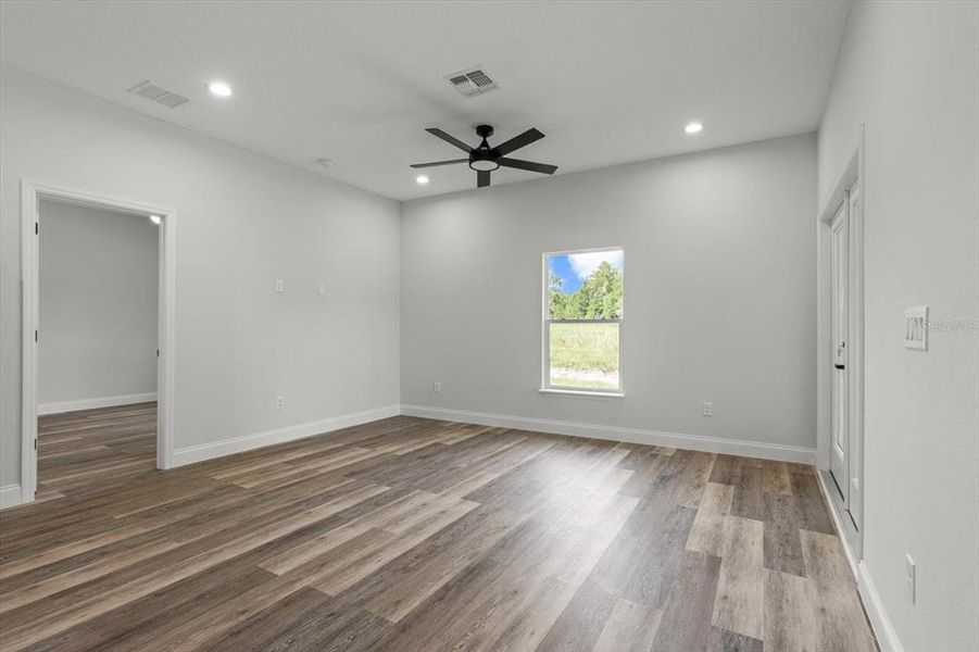 Spacious, unfurnished interior of a new home in , Citrus Springs (Image 24).