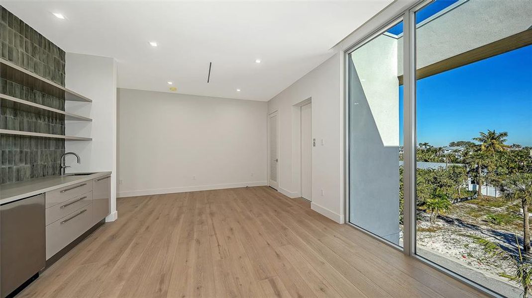 Spacious, unfurnished interior of a new home in , Longboat Key (Image 41).