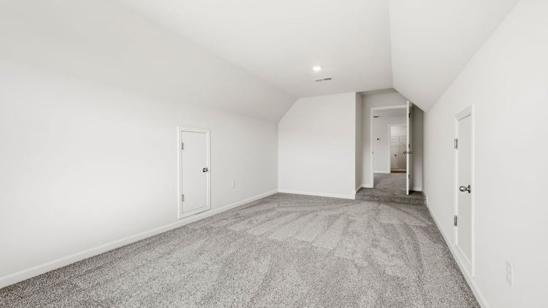 Spacious, unfurnished interior of a new home in Blue Ridge Trail, Fountain Inn (Image 31).