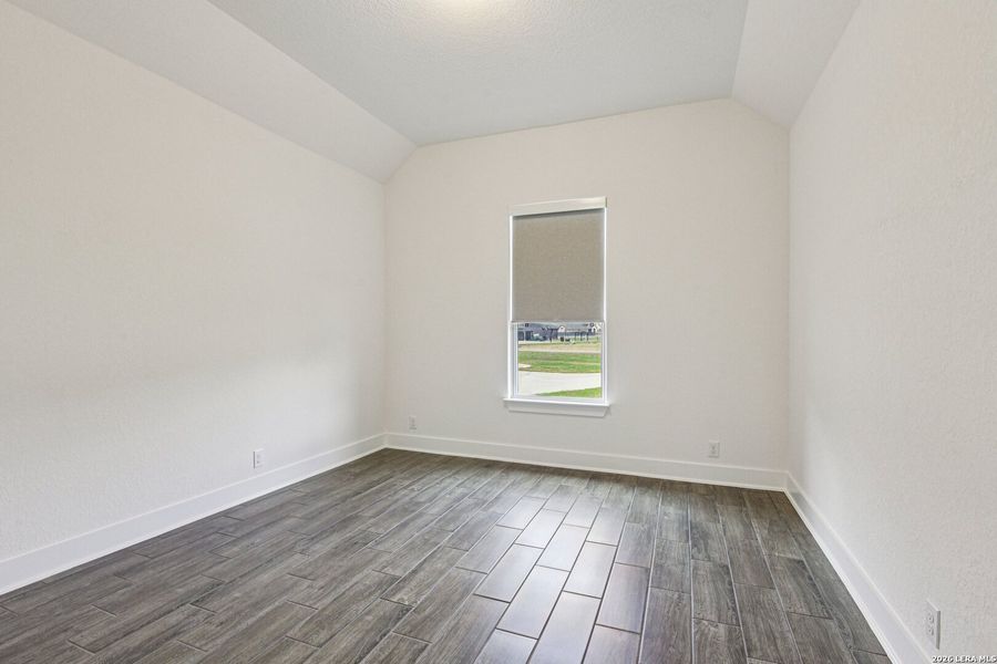 Spacious, unfurnished interior of a new home in Waldsanger, New Braunfels (Image 26).