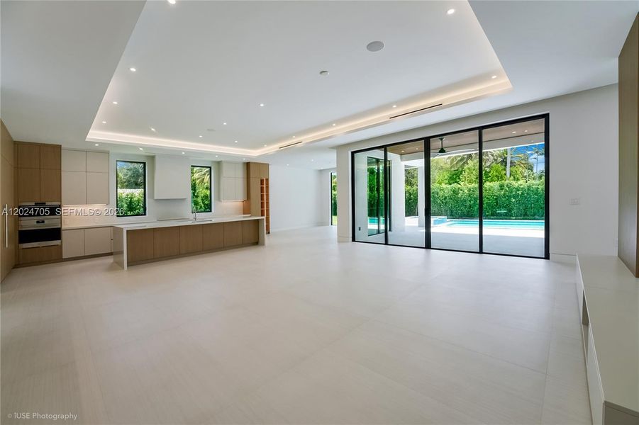 Spacious, unfurnished interior of a new home in , Pinecrest (Image 19).