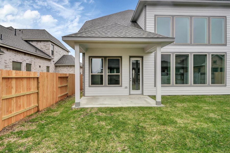 Exterior details and patio area of a home in Canterra Creek  60', Iowa Colony (Image 4).