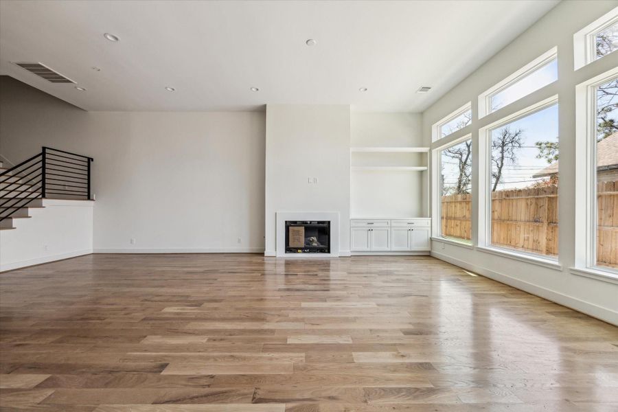 15X10 Dining area flanked by the 24X18 Living Room. 15X10 Dining area flanked by the 24X18 Living Room.