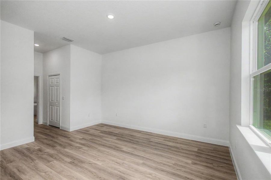 Spacious, unfurnished interior of a new home in , Ocala (Image 21).