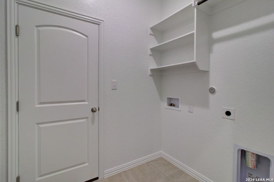 Spacious, unfurnished interior of a new home in Veramendi, New Braunfels (Image 25).