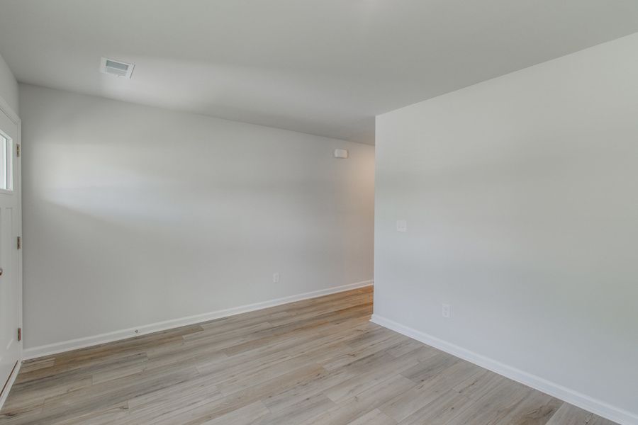 Spacious, unfurnished interior of a new home in Bluefield, Lexington (Image 18).