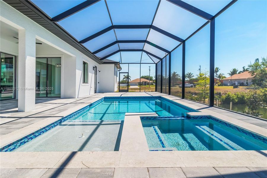 Beautiful Pool w/Hot Tub and Screened Enclosure