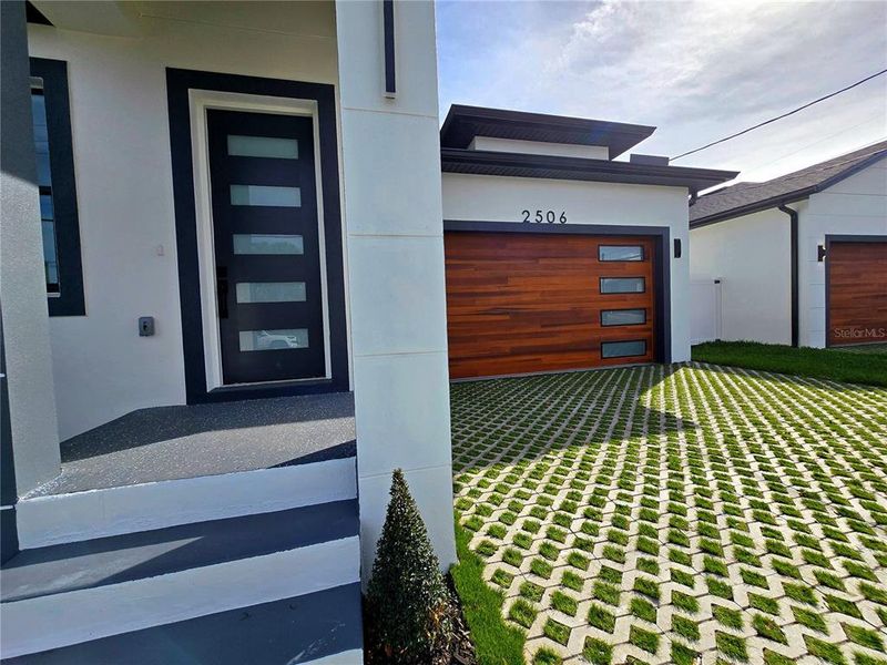 Exterior details and patio area of a home in , Tampa (Image 25).