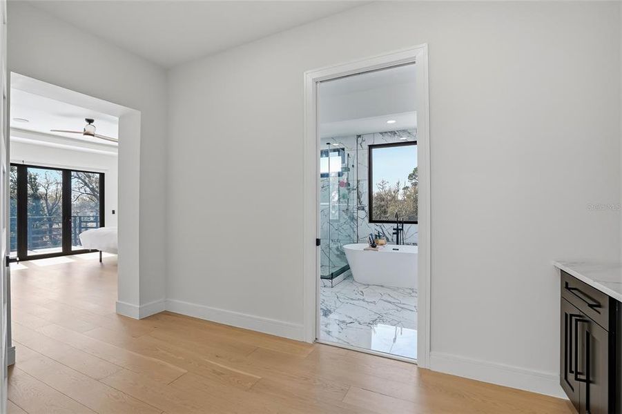 Spacious, unfurnished interior of a new home in , Tampa (Image 79).